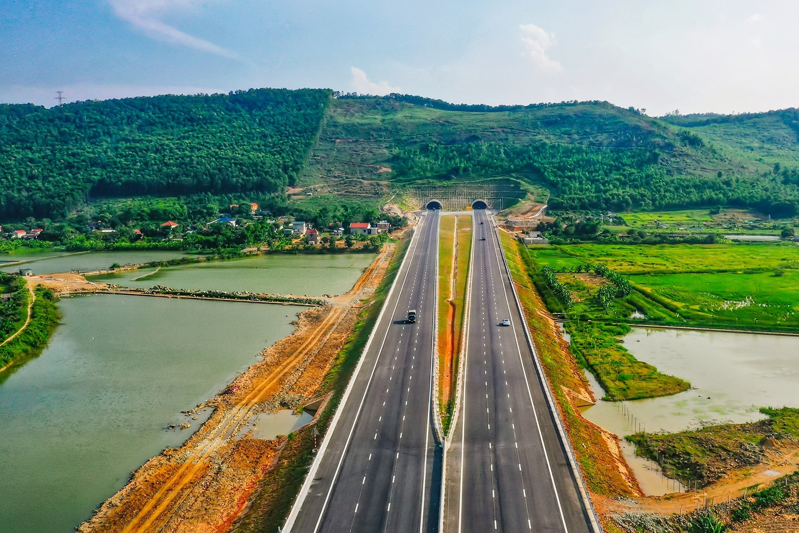 Mạng lưới cao tốc Việt Nam sẽ vượt 10.100km, thêm 5 tuyến mới