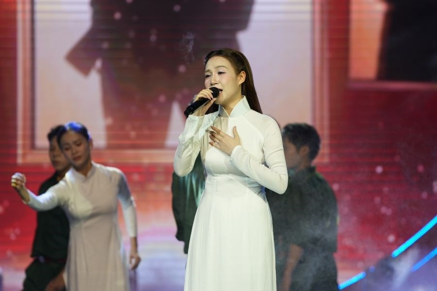 Nghẹn ngào tiếng hát Hòa Minzy và khoảng lặng bi tráng của 'Hàng bia trắng'
