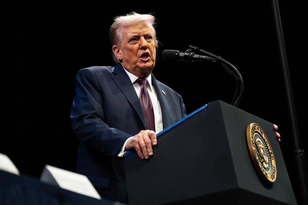 Ông Trump 'thề' bắt Iran chịu trách nhiệm về các vụ tấn công của Houthi ở Hormuz