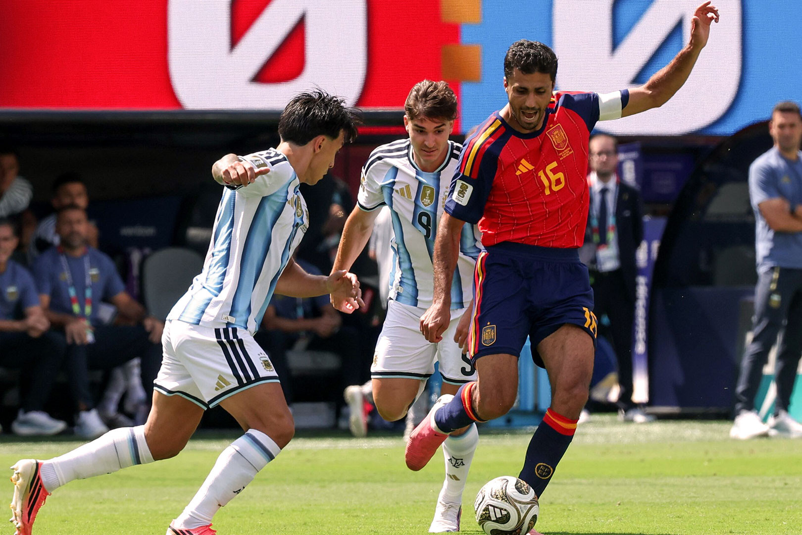 Rodri Tay Ban Nha Argentina.jpg