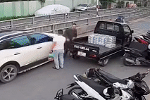 Thay vì đánh lái, tài xế nhấc ô tô tải dẹp đường cho xe khác đi qua gây sốt mạng