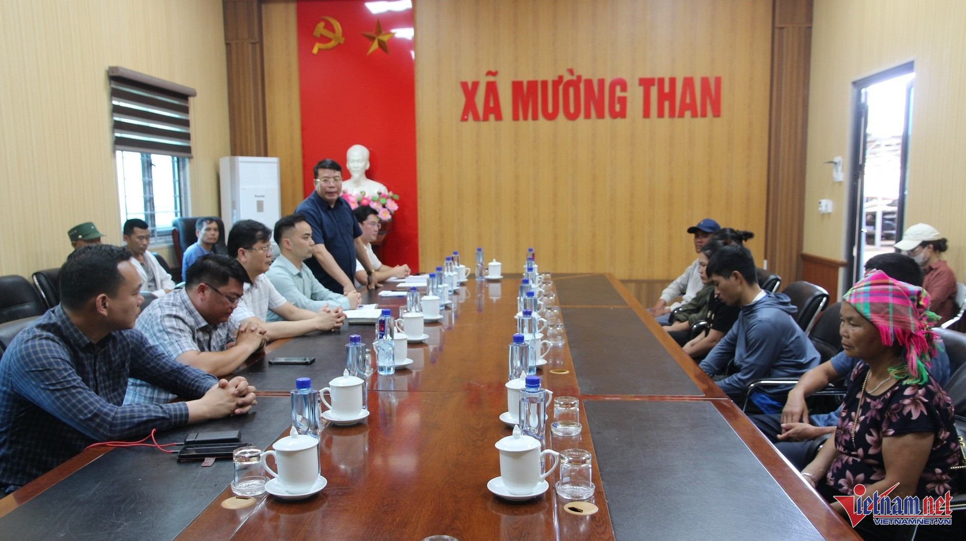 W-Đoàn công tác thăm hỏi bà con Nhân dân xã Mường Than.jpg