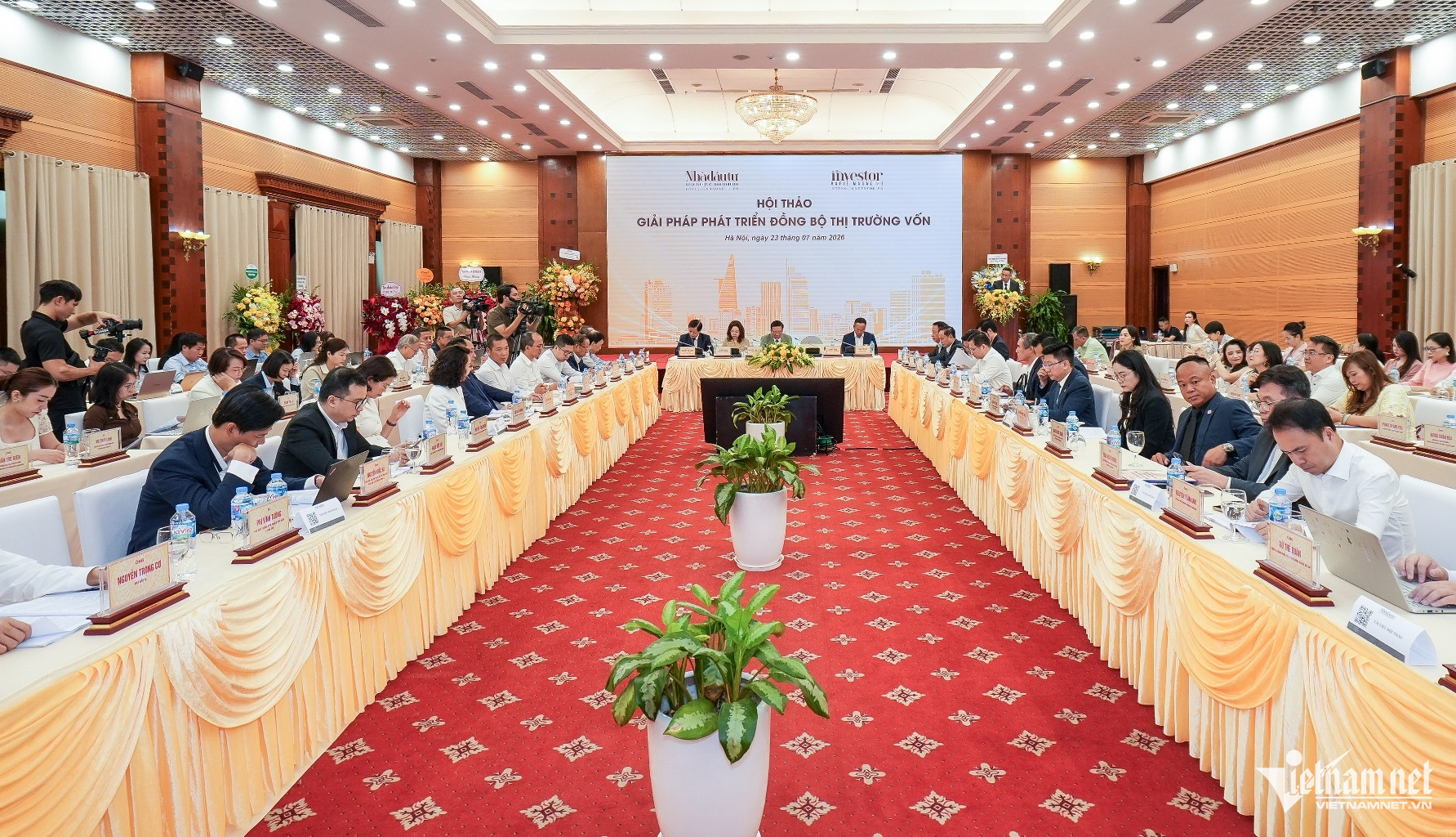 W-hoi thao dong bo thi truong von.jpg