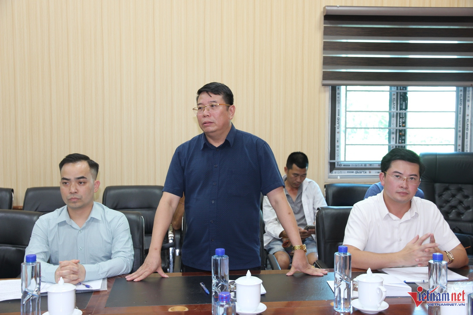 W-Ông Nguyễn Viết Hưng chia sẻ những khó khăn, mất mát của bà con vùng lũ.jpg