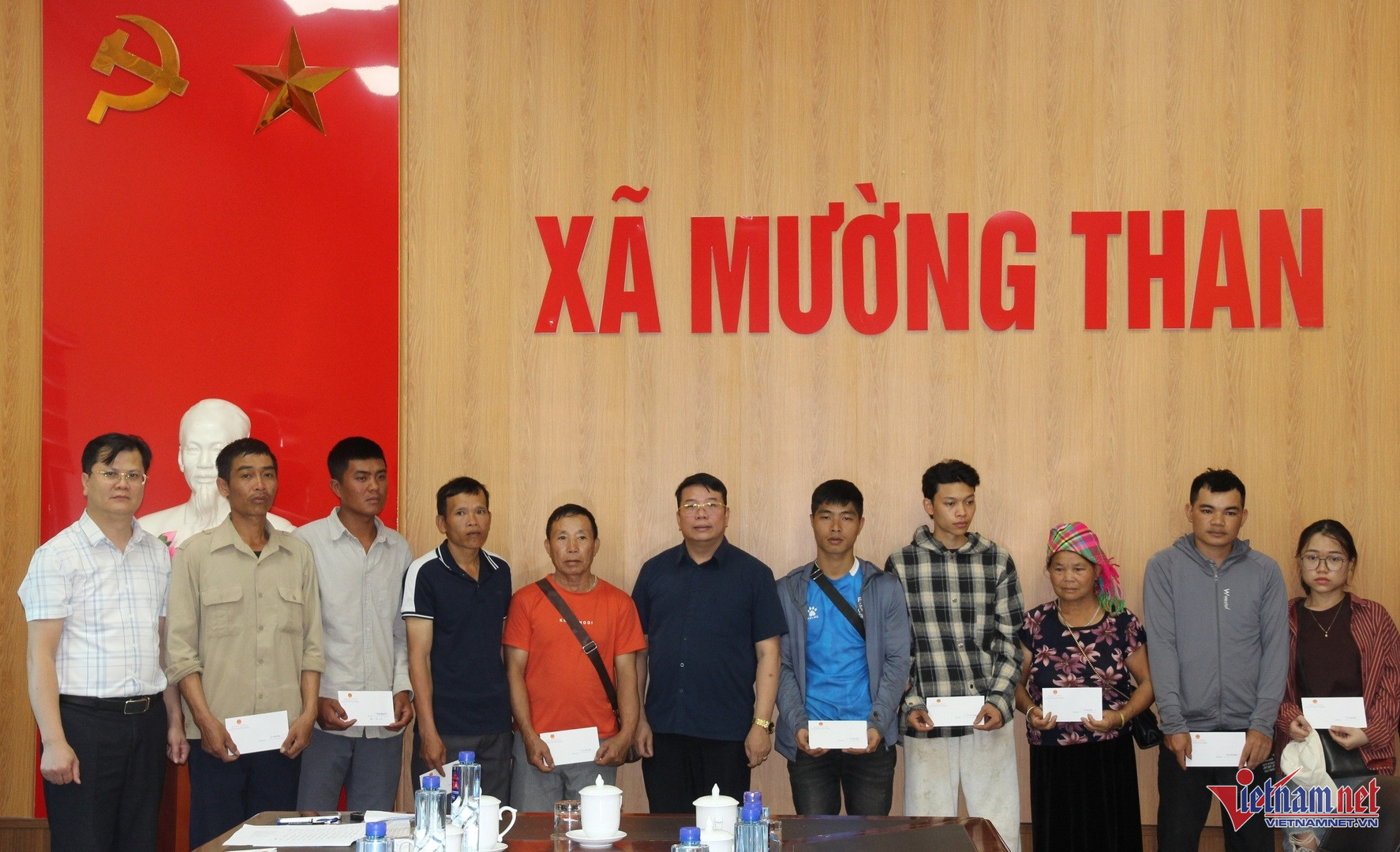 W-Trao quà cho các hộ dân bị mất nhà ở.jpg