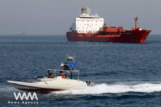 Mỹ tiếp tục không kích Iran, thêm tàu chở dầu phát nổ ở eo biển Hormuz