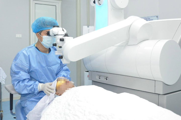 Bệnh viện Mắt Trung ương nói gì khi bị tố tráo đổi phương pháp mổ cận?