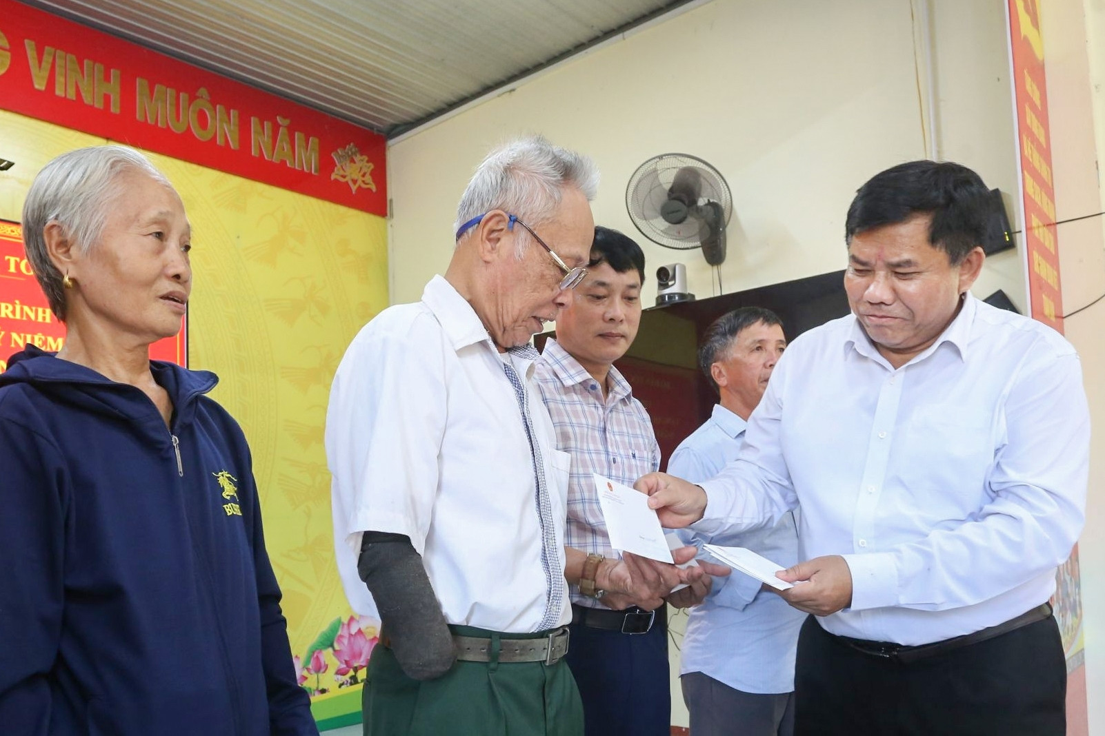 Bộ Dân tộc và Tôn giáo trao hơn 400 triệu đồng tri ân người có công ở Quảng Trị