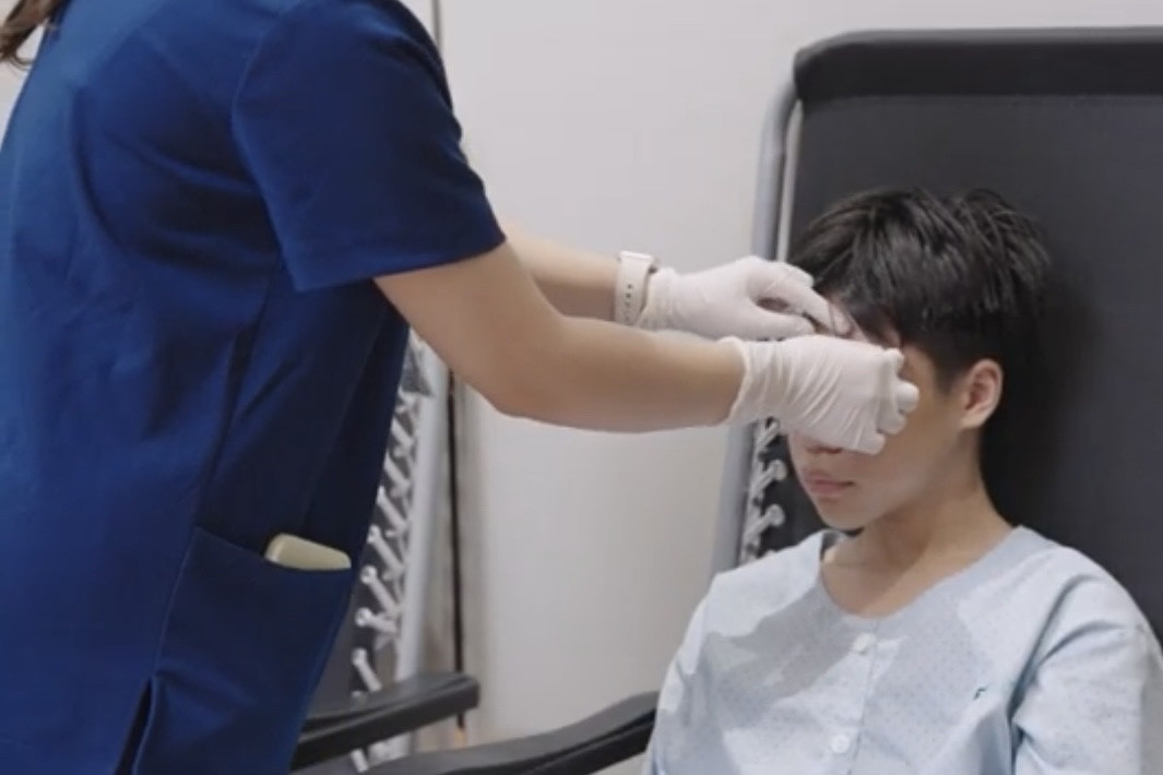 Cậu bé nhìn ai cũng xa lạ, nhận món quà vô giá từ một người chưa từng gặp
