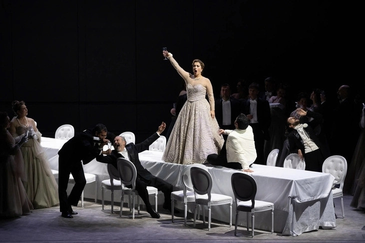 Chiếc đèn chùm kỷ lục trong vở diễn La Traviata