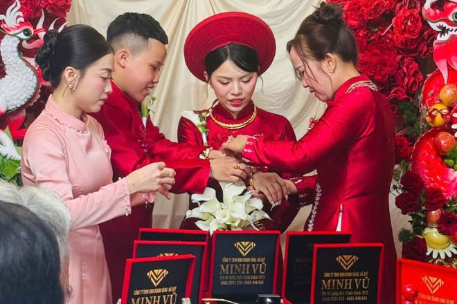 Đám cưới ‘không chú rể' ở miền Tây, hai gia đình tặng 11 sổ đỏ, 5 cây vàng