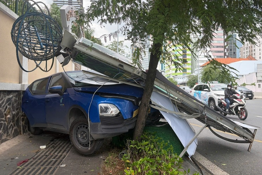 Hai ô tô lao lên vỉa hè sau cú tông mạnh dưới chân cầu Ba Son, túi khí bung ra