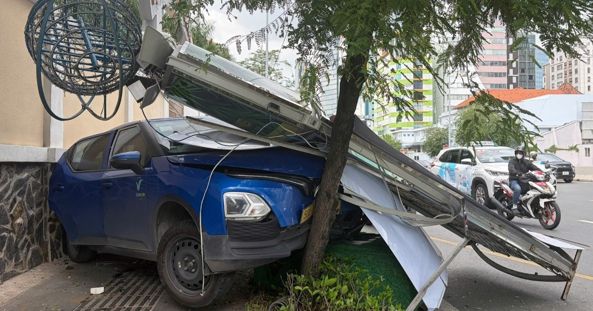 Hai ô tô lao lên vỉa hè sau cú tông mạnh dưới chân cầu Ba Son, túi khí bung ra