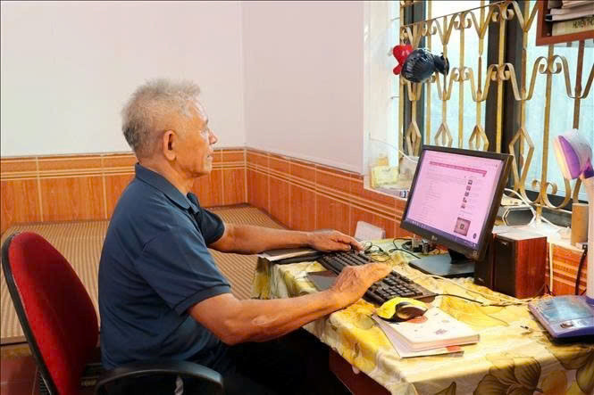 Hằng ngày, cựu chiến binh Nông Hải Dự nhập dữ liệu lên máy tính qua các kênh thông tin để tìm kiếm đồng đội.