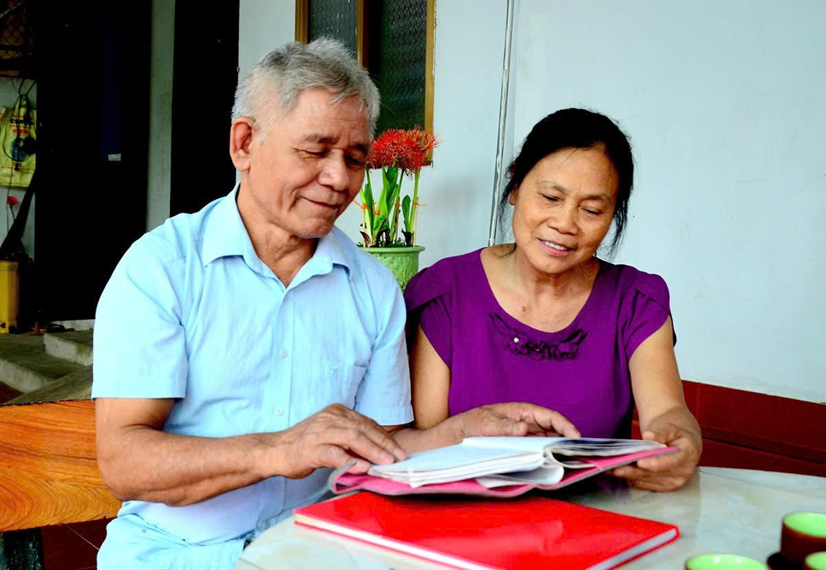 Cựu chiến binh Nông Hải Dự và người vợ của mình luôn tâm huyết với ước mong tìm đường về cho đồng đội của mình.