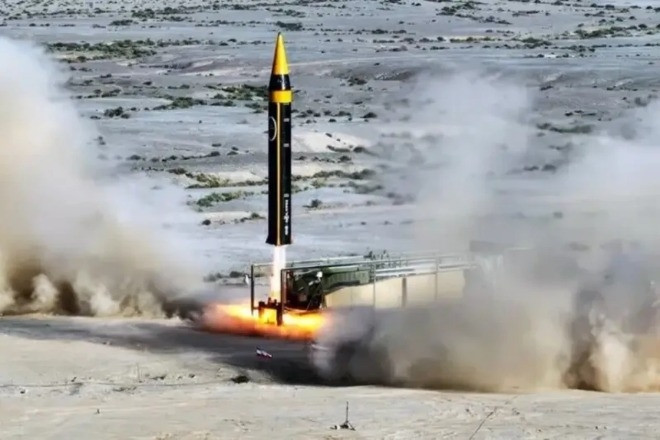 Iran tấn công đáp trả, kêu gọi người dân Vùng Vịnh tránh xa căn cứ Mỹ