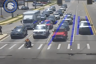 Tài xế ô tô lao ra, giúp người tàn tật ngồi xe lăn qua đường khi sắp hết đèn đỏ