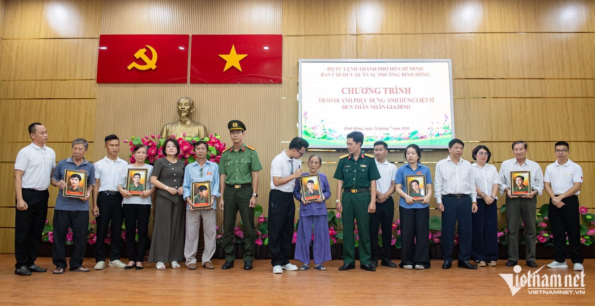 W-trao di ảnh liệt sỹ Nguyễn Huế 13.jpg