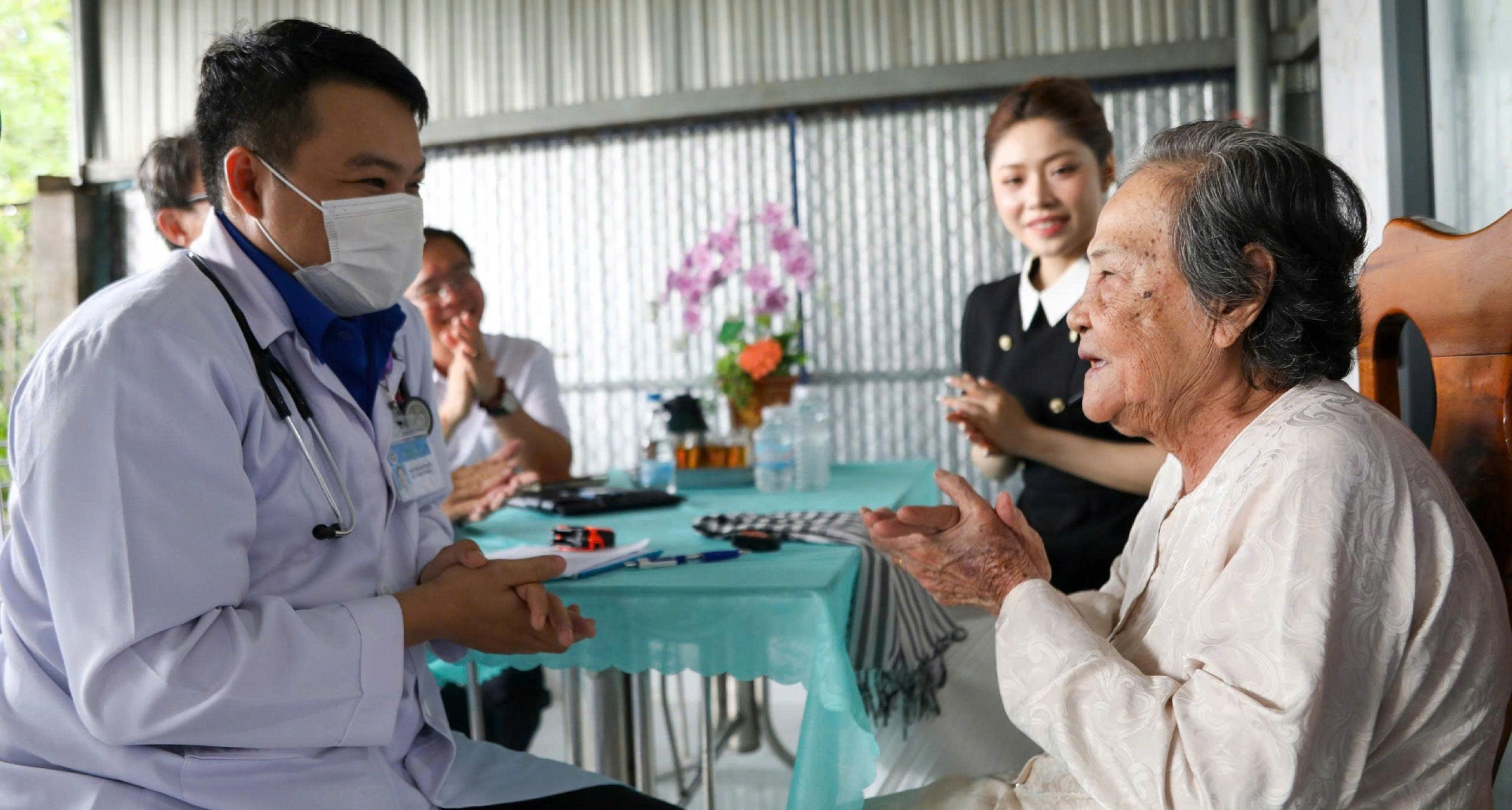 Bác sĩ đến tận nhà Mẹ Việt Nam Anh hùng khám bệnh và nghe lời dặn dò đầy ý nghĩa