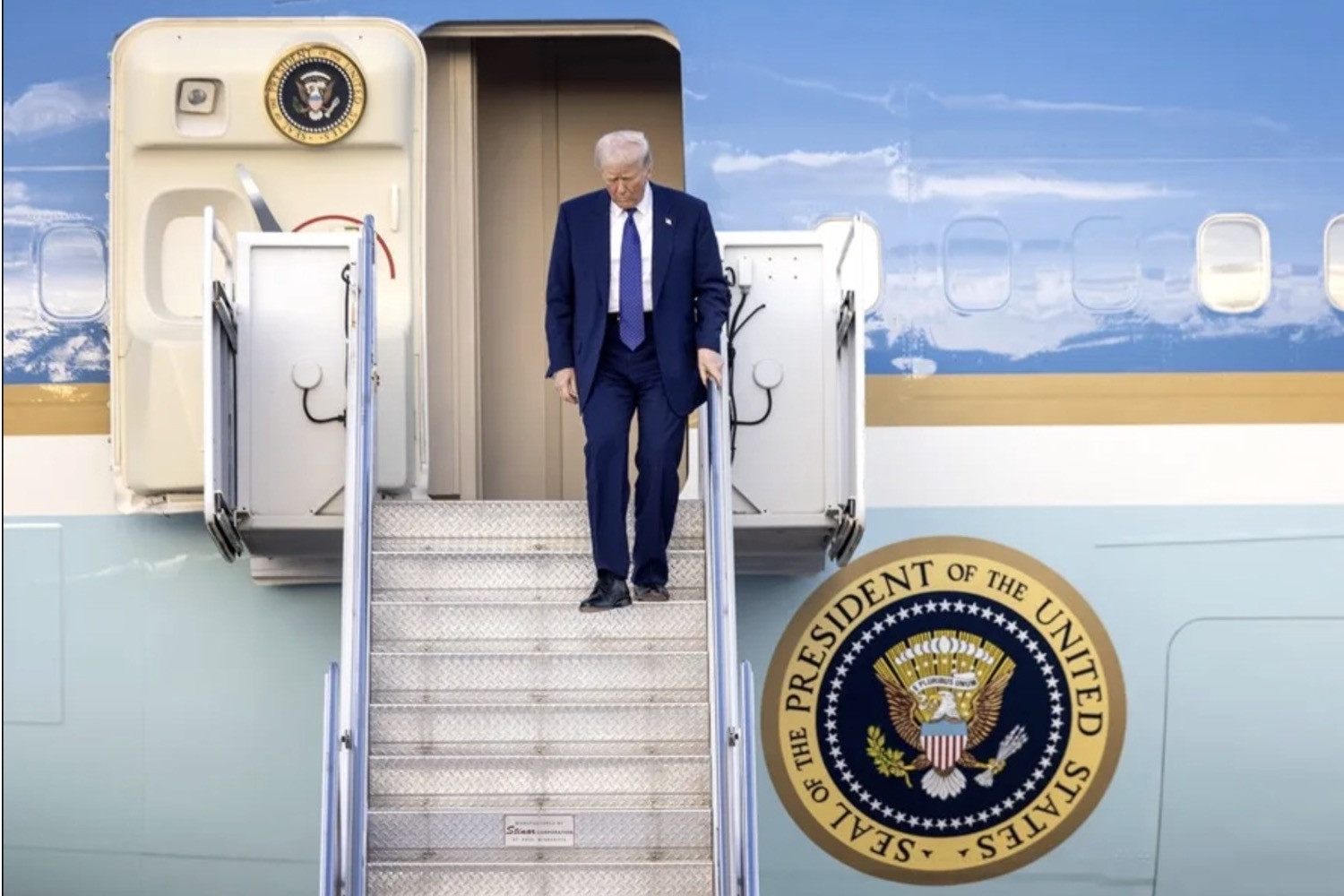 Báo Mỹ tiết lộ việc ông Trump đổi chuyên cơ vì nguy cơ bị ám sát