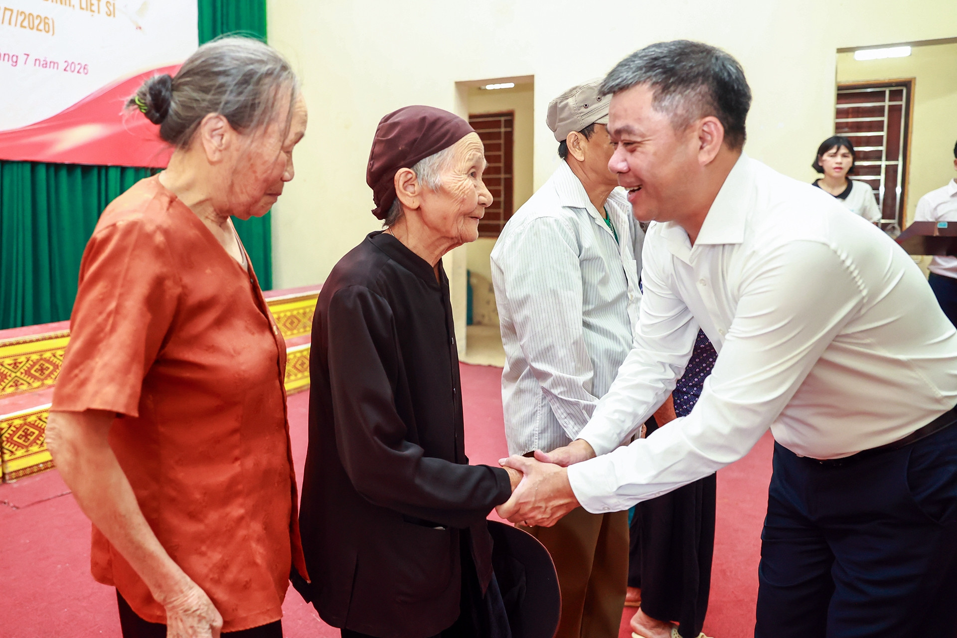 Báo VietNamNet trao gần 200 phần quà nhân Ngày Thương binh - Liệt sĩ ở Vị Xuyên