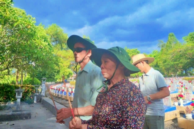 Con đưa đi viếng đồng đội ở nghĩa trang liệt sĩ, cựu binh nói ‘đã mãn nguyện’
