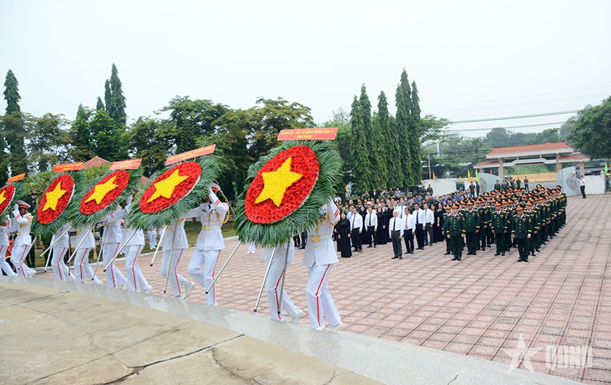 Đại tướng Nguyễn Trọng Nghĩa chủ trì lễ dâng hoa, dâng hương tại Tượng đài Chiến thắng Chốt chặn Tàu Ô