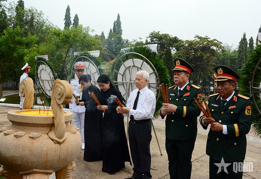 Đại tướng Nguyễn Trọng Nghĩa chủ trì lễ dâng hoa, dâng hương tại Tượng đài Chiến thắng Chốt chặn Tàu Ô