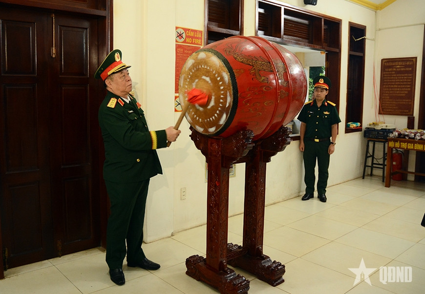 Đại tướng Nguyễn Trọng Nghĩa chủ trì lễ dâng hoa, dâng hương tại Tượng đài Chiến thắng Chốt chặn Tàu Ô