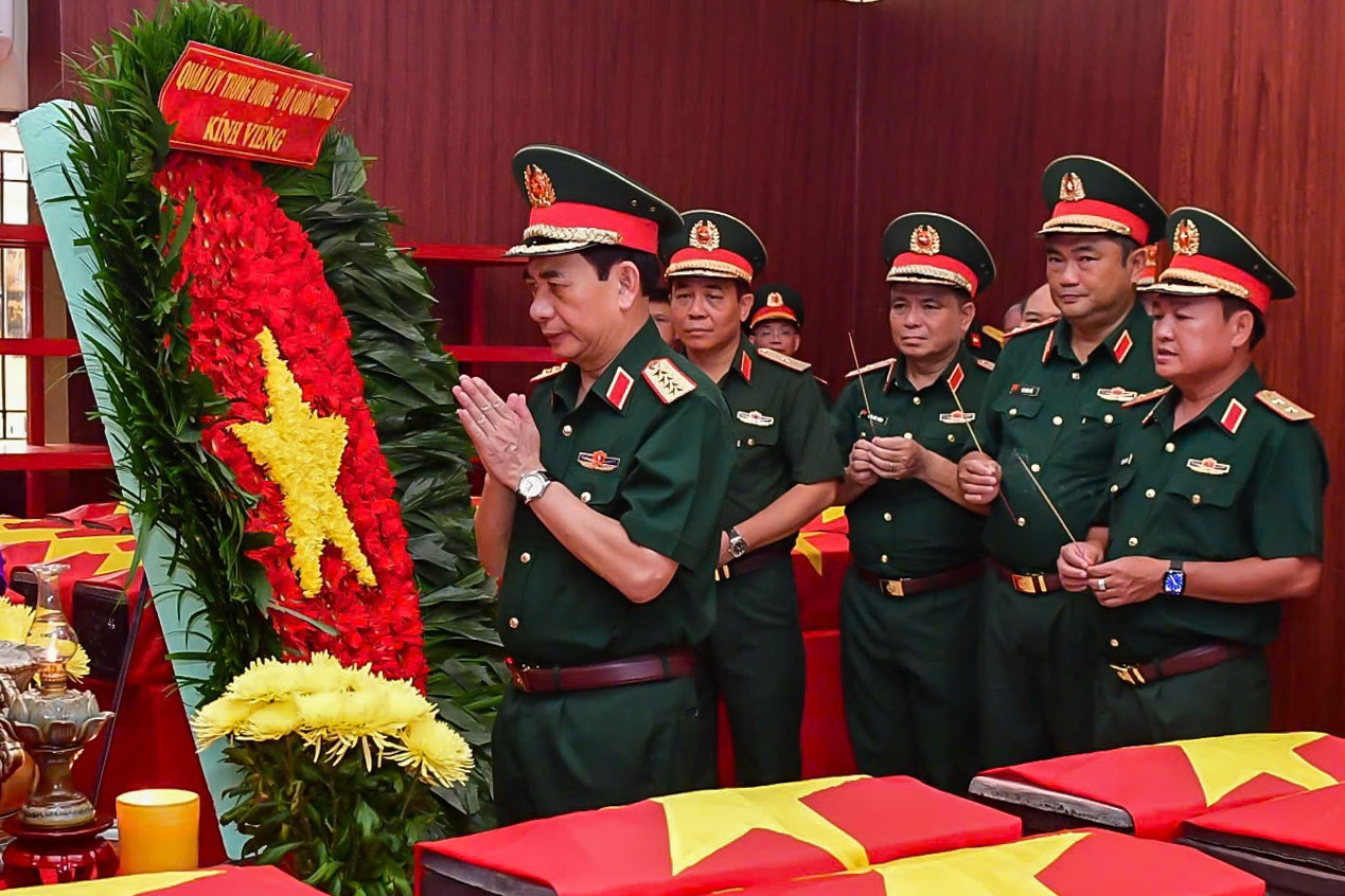 Đại tướng Phan Văn Giang dâng hương Anh hùng liệt sĩ tại công viên Lê Thị Riêng