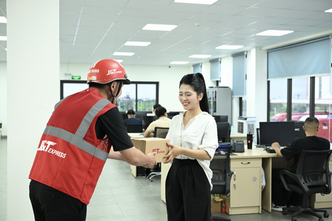 J&T Express tặng voucher mừng 8 năm đồng hành cùng người dùng Việt