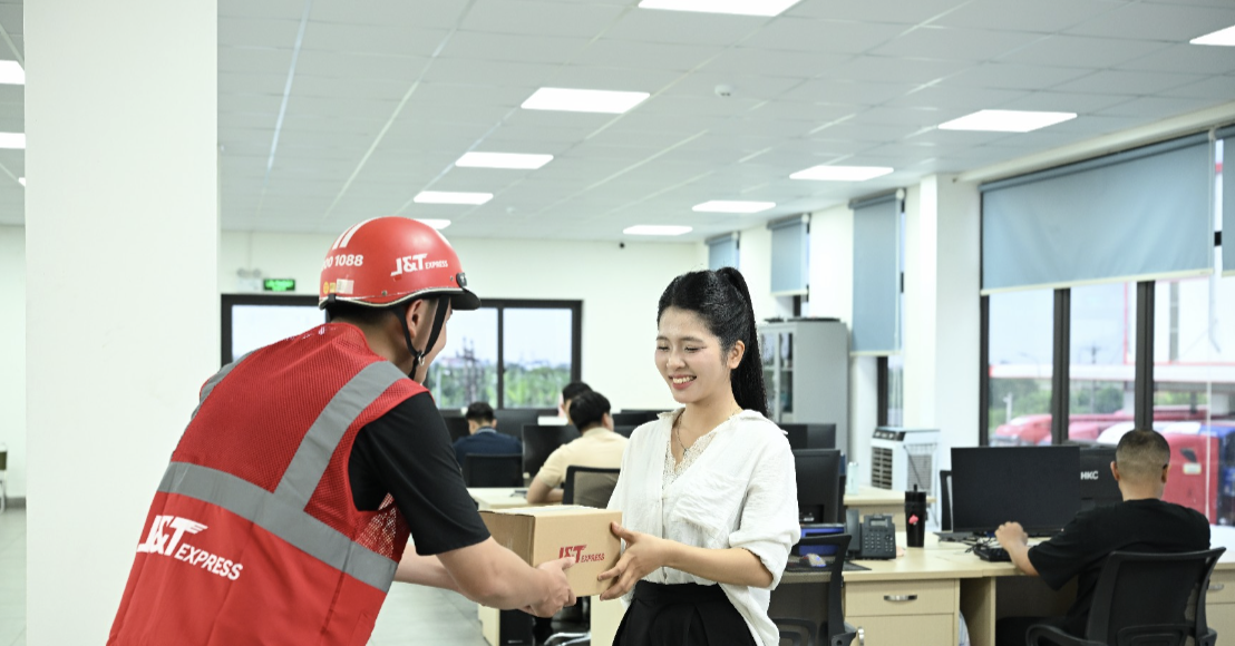 J&amp;amp;T Express tặng voucher mừng 8 năm đồng hành cùng người dùng Việt