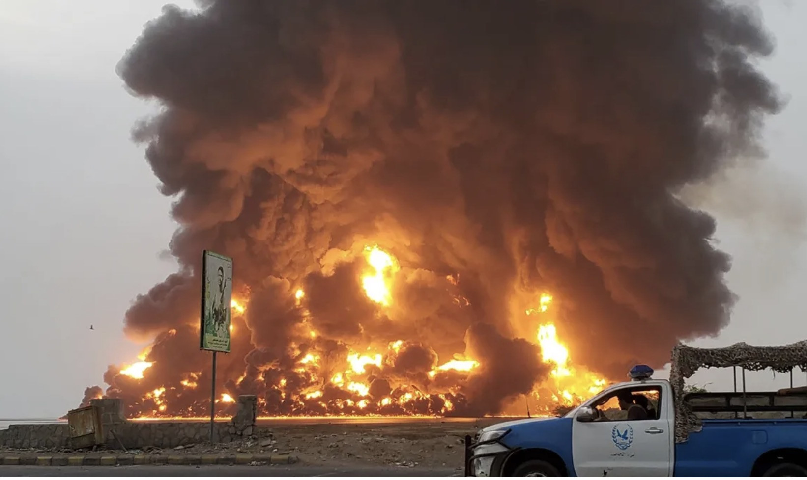 Khu vực cảng Hodeidah cháy sau cuộc không kích của Ảrập Xêút. Ảnh: almahriah.net