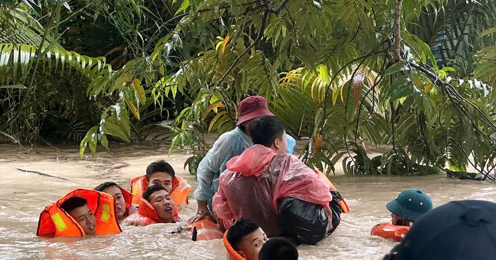Mưa lớn gây ngập ở Phú Quốc, chiến sĩ Vùng 5 Hải quân đưa dân khỏi vùng nguy hiểm