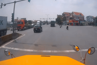 Nam thanh niên đi xe máy đeo tai phone, tạt đầu hàng loạt ô tô trên Quốc lộ 5