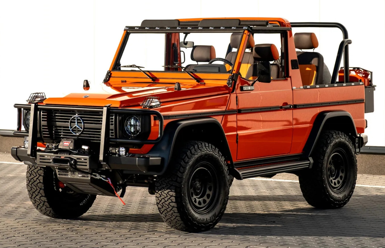 Ngắm chiếc Mercedes G-Wagen gần 40 năm tuổi được độ lại với màu sơn nổi bật