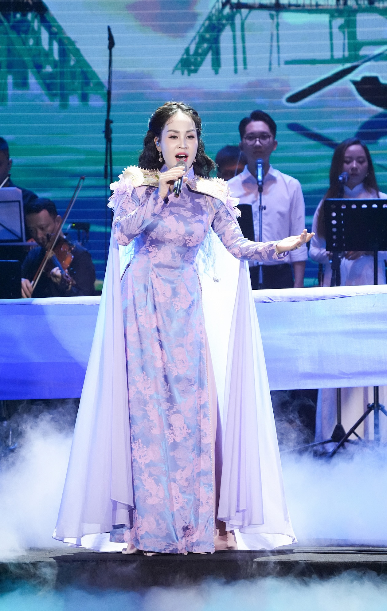 https://static-images.vnncdn.net/vps_images_publish/000001/000003/2026/7/25/nguyen-khanh-ly-20-450.jpg