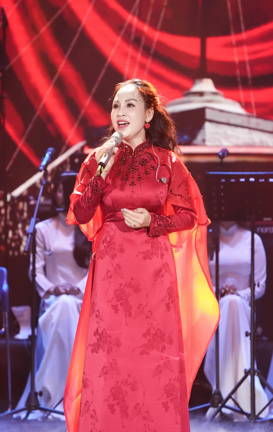 https://static-images.vnncdn.net/vps_images_publish/000001/000003/2026/7/25/nguyen-khanh-ly-449.jpg