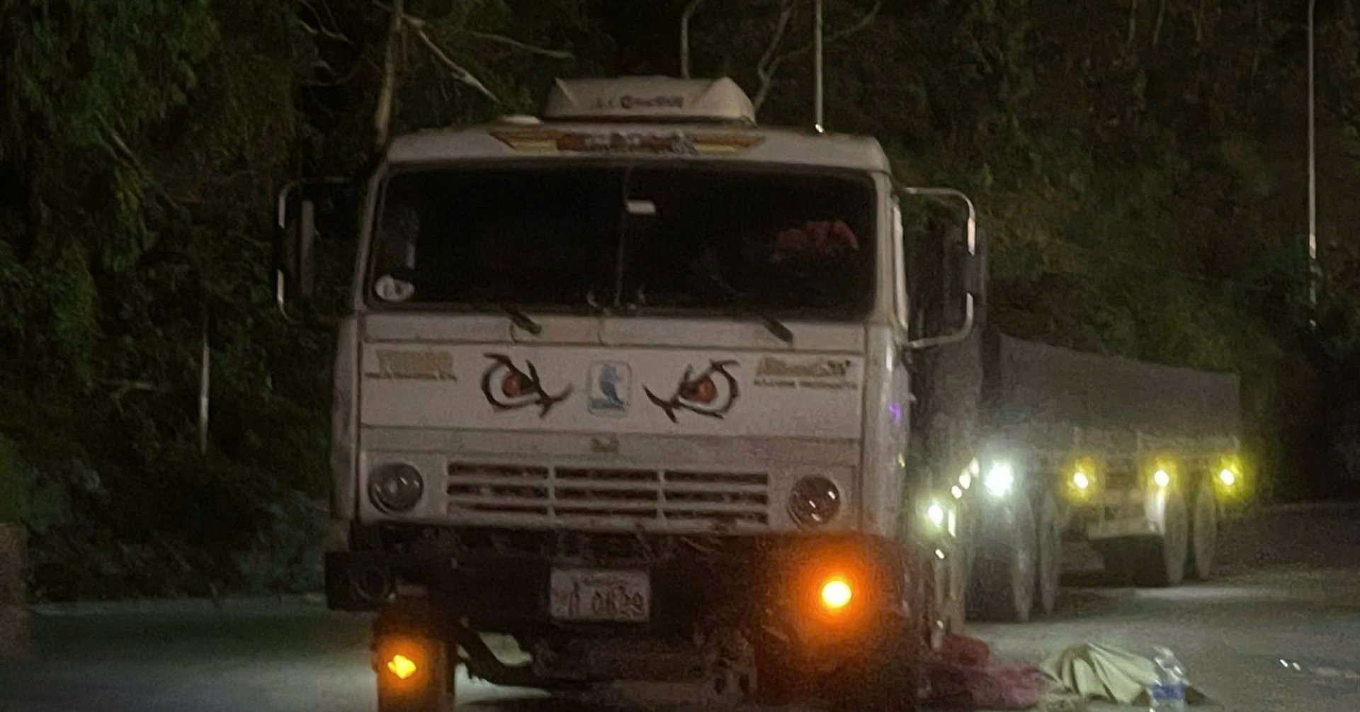 Ô tô đầu kéo tông xe đạp điện, nữ sinh 14 tuổi tử vong