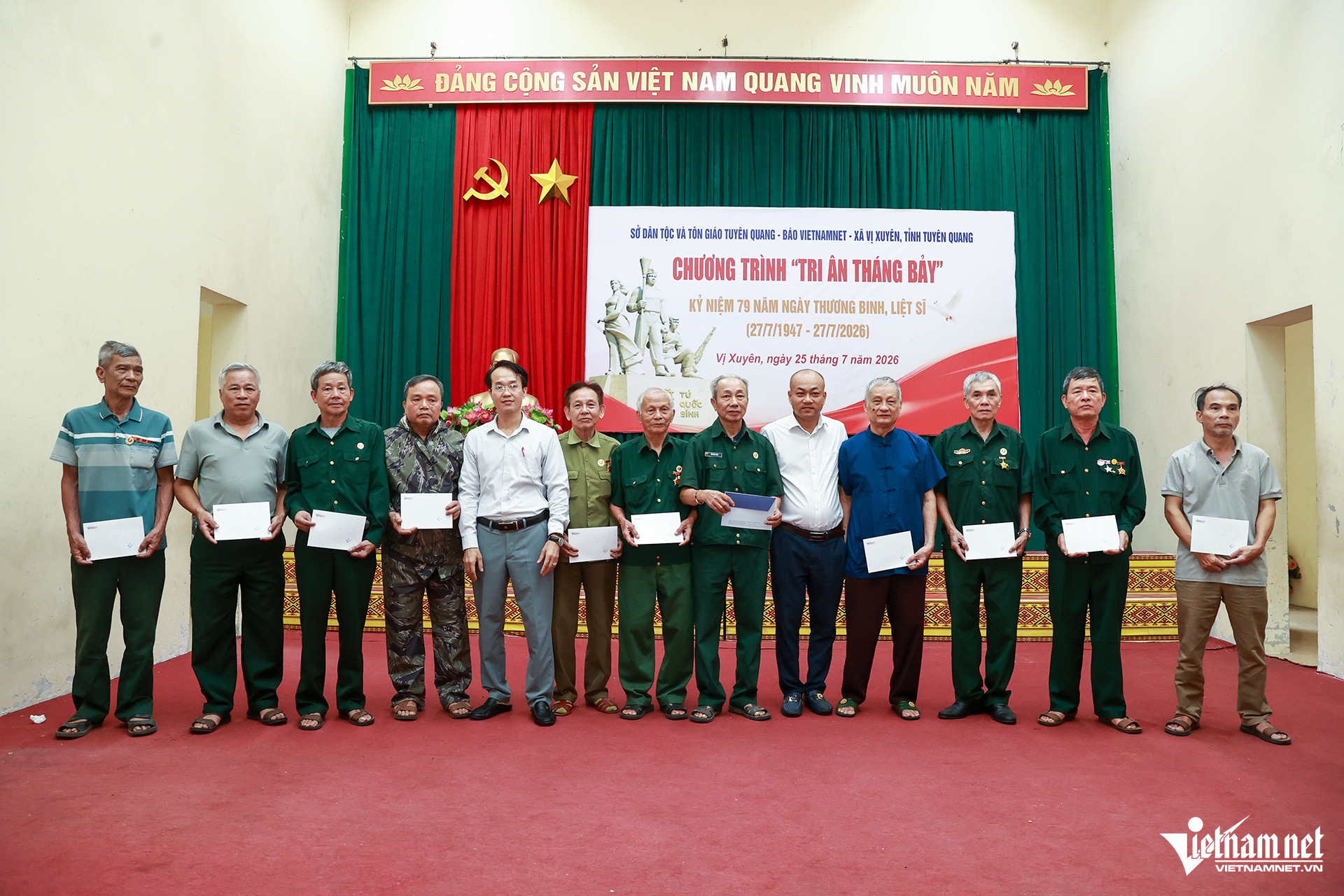 https://static-images.vnncdn.net/vps_images_publish/000001/000003/2026/7/25/w-vi-xuyen-anh-sv-1836.jpg
