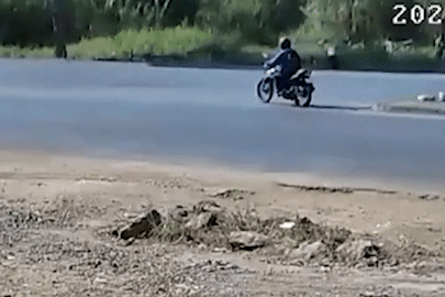 Xe tải mất lái húc văng xe máy, người đàn ông thoát chết trong gang tấc
