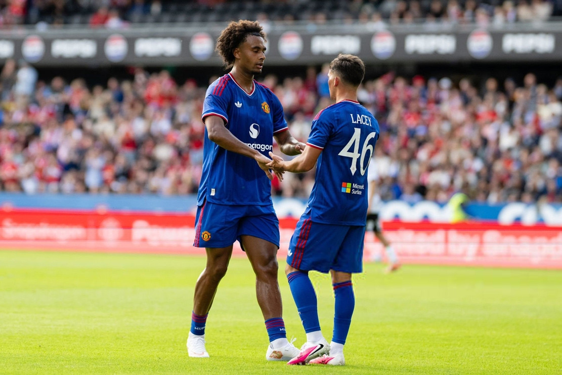 HLV Carrick thanh l&yacute; Zirkzee, Man United tăng tốc chi&ecirc;u mộ s&aacute;t thủ cạnh tranh vua ph&aacute; lưới với Haaland?