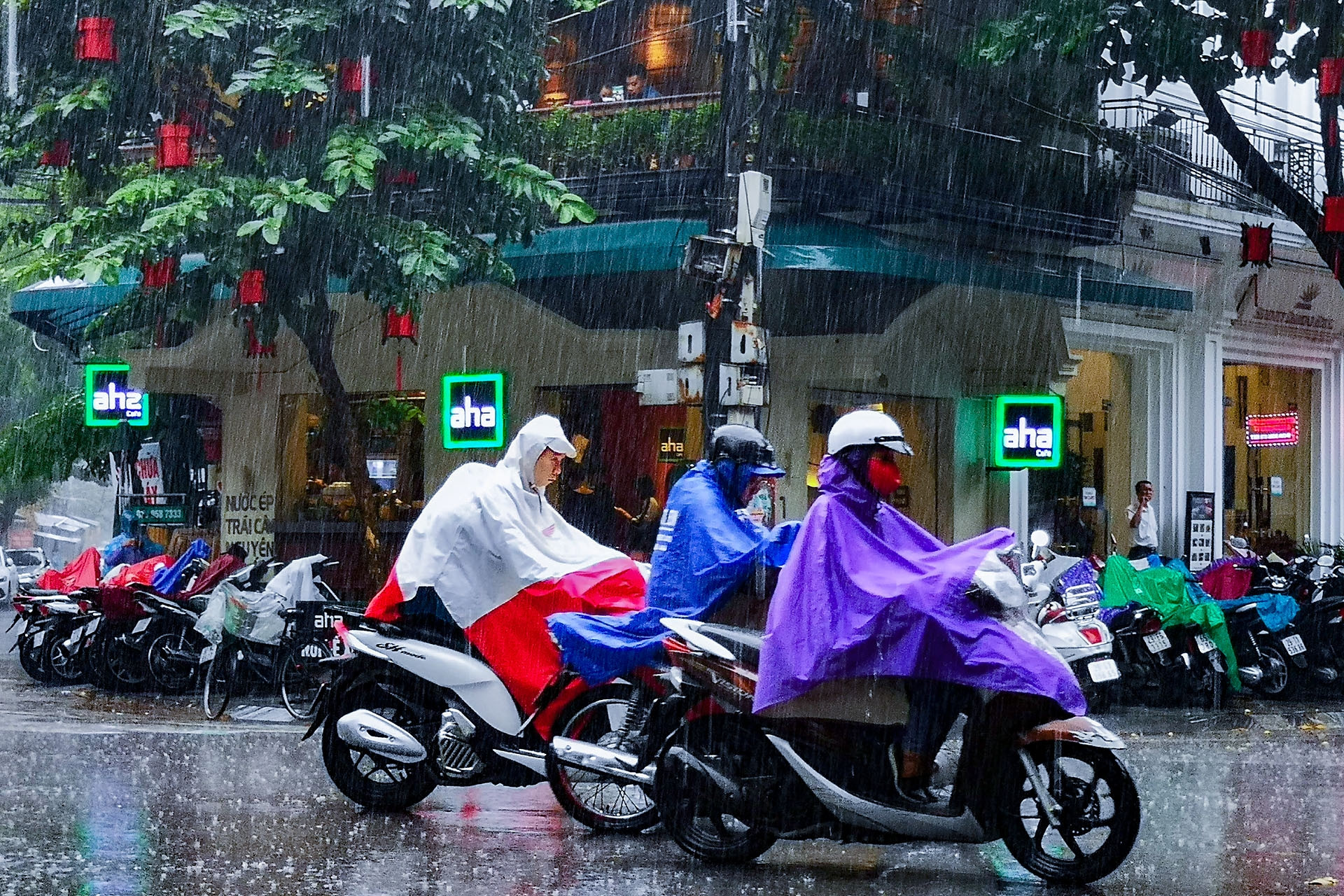Dự báo thời tiết 27/7: Miền Bắc nắng oi, chiều tối 7 tỉnh hứng mưa giông mạnh