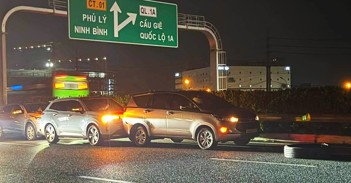 Cảnh sát truy tìm ô tô làm rơi vỏ lốp trên cao tốc, gây tai nạn liên hoàn