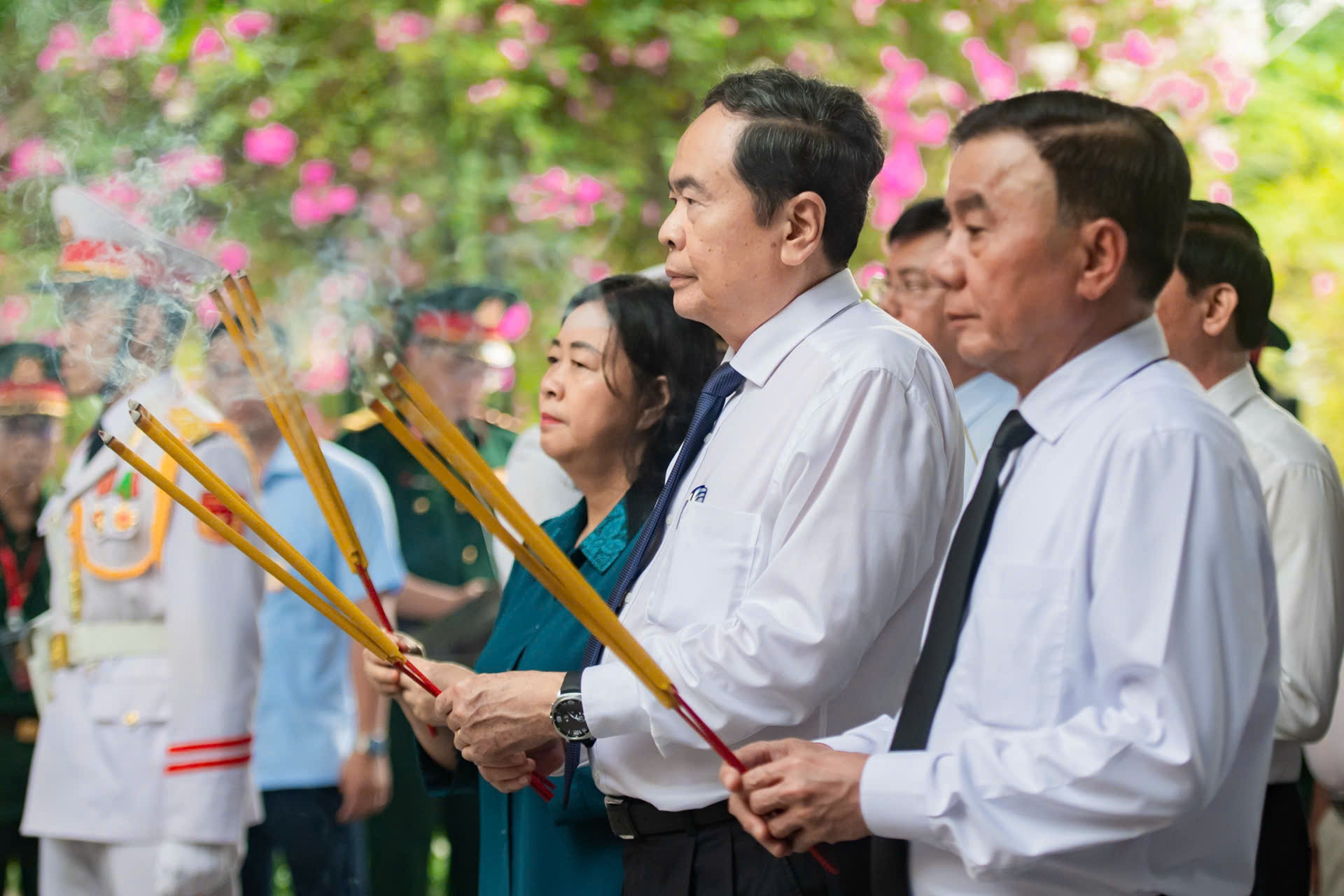 Chủ tịch Quốc hội dâng hương Anh hùng liệt sĩ tại công viên Lê Thị Riêng
