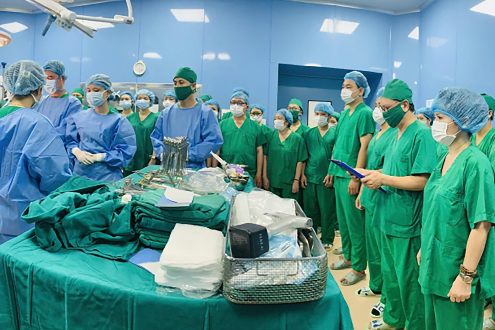 Hàng chục bác sĩ cúi đầu tri ân nam thanh niên 19 tuổi hiến tạng cứu 5 người