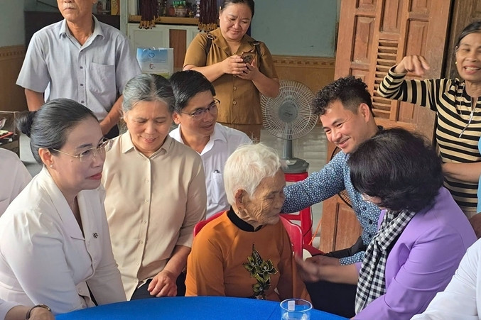 Hành động đẹp của Cục trưởng Xuân Bắc, khoảnh khắc hài hước của Việt Hương