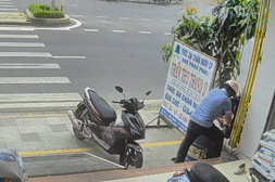 Khoảnh khắc thùng phuy phát nổ như bom, hất văng người đàn ông trên vỉa hè