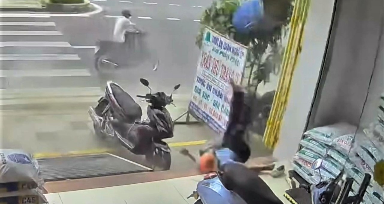 Khoảnh khắc thùng phuy phát nổ như bom, hất văng người đàn ông trên vỉa hè