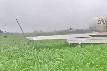 Máy bay trượt khỏi đường băng, hành khách ôm hành lý rời máy bay giữa cánh đồng